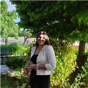 Soy Lola, estudio medicina. Tengo el C1 de Cambridge y estoy capacitada para dar clases de inglés en los diferentes cursos